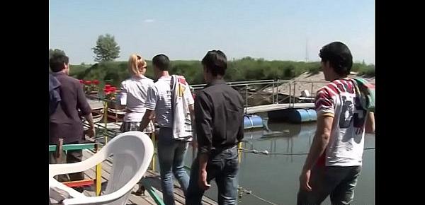  Gangbang in riva al fiume per una giovane studentessa con il professore ed i compagni di classe